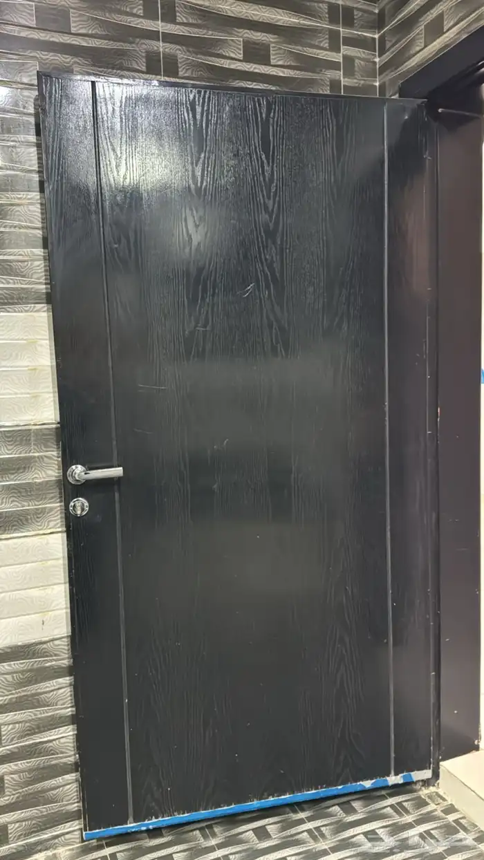 باب خشبي اسود 0