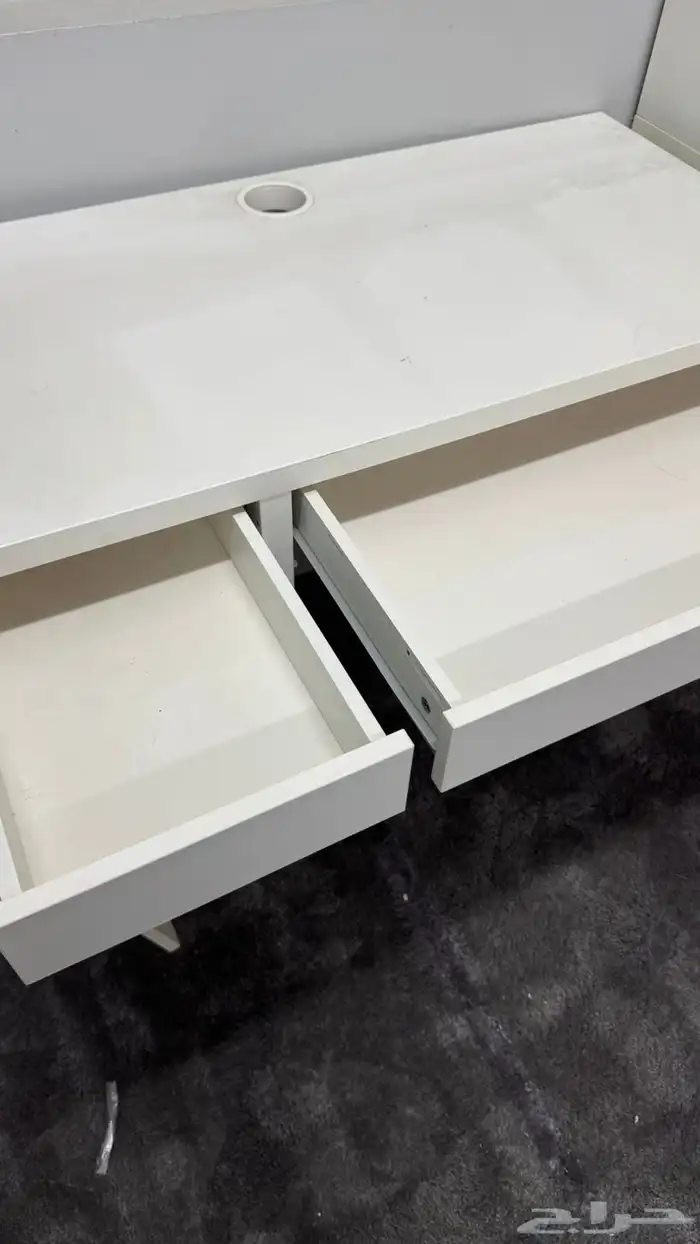 مكاتب لون ابيض 2
