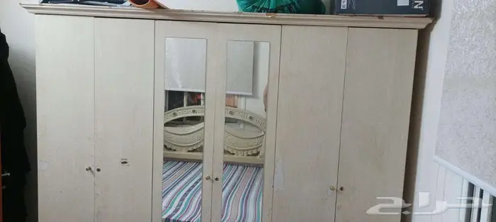 يوجد لدي قطع خشب وغرفة نوم للبيع ب150 للجاد 1