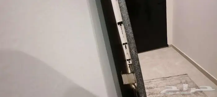مرايه مدخل كبيرة مسويها تفصيل والزجاج عريض قوي وحوافه محفوفه 5
