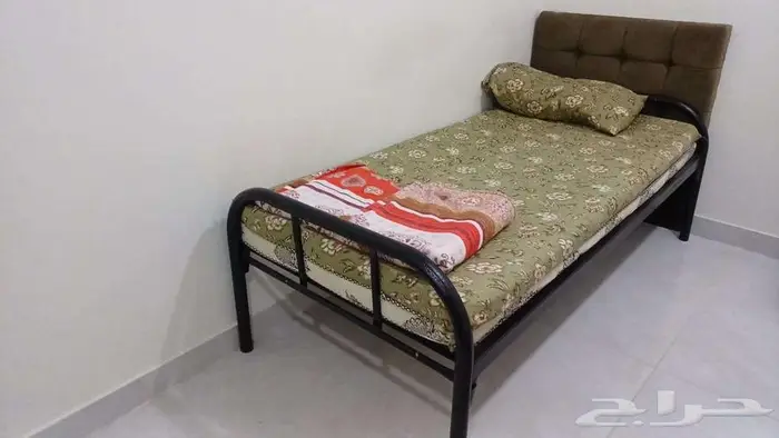 سرير نفر ونصف بالمرتبة والمخدة 1
