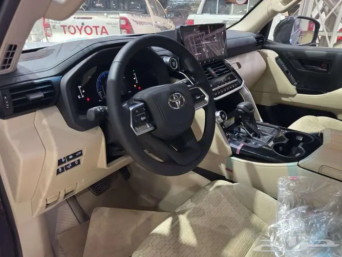 تويوتا لاندكروزر GXR L3 بنزين 2025 سعودي 8
