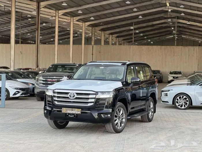 تويوتا لاندكروزر GXR L4 فل كامل جلد 2025 (بريمي) كاش واقساط 0