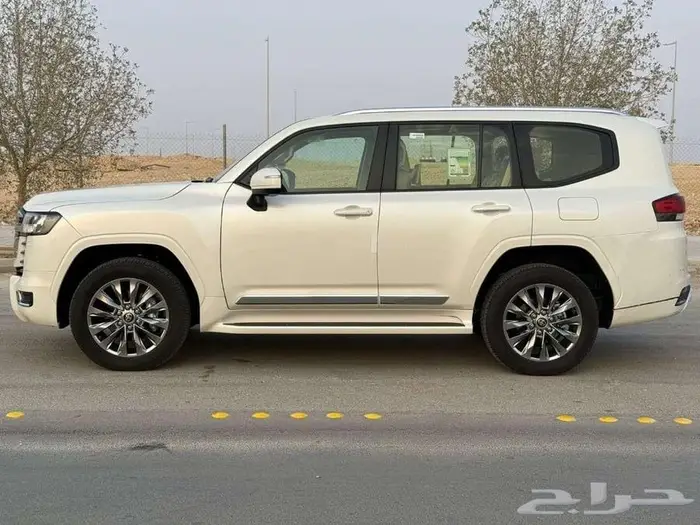 لاندكروزر 2023 GXR 4 مخزن للبيع 1800 كيلو فقط 2