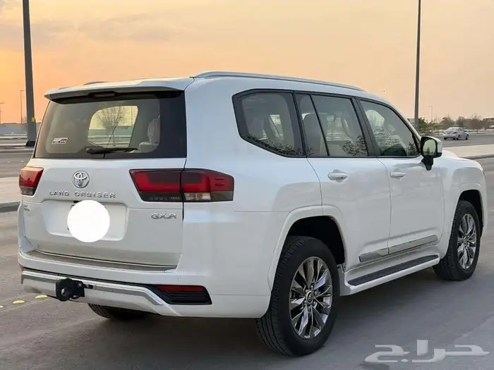 لاندكروزر 2023 GXR 4 مخزن للبيع 1800 كيلو فقط 4