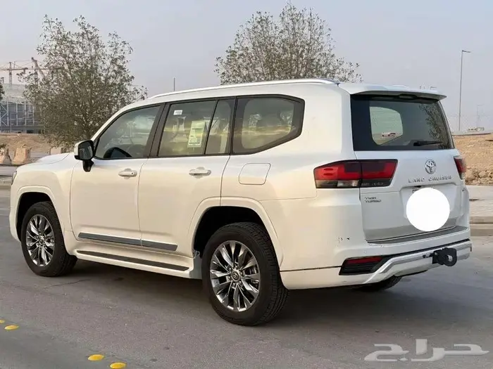 لاندكروزر 2023 GXR 4 مخزن للبيع 1800 كيلو فقط 3