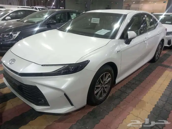 كامرى هايبرد E 2025 أبيض جديد أصفار 0