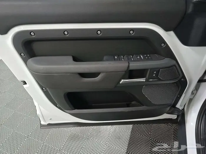 Land Rover Defender 110 X-Dynamic SE 11