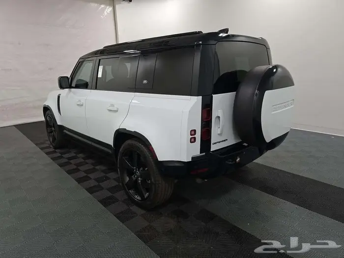 Land Rover Defender 110 X-Dynamic SE 4