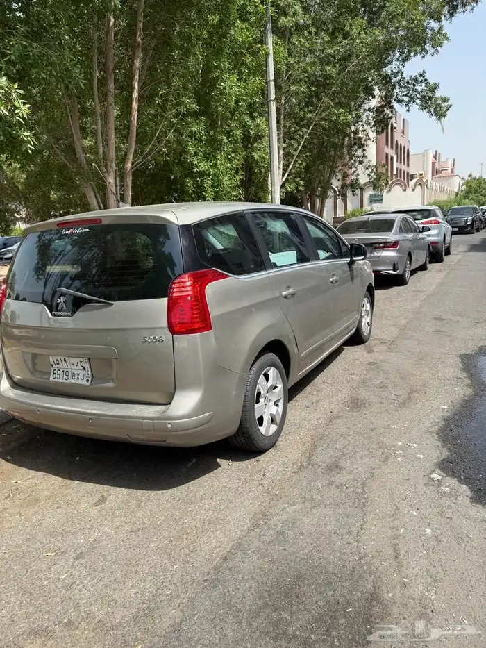 بيجو 5008 فل كامل  موديل 2015 عداد100 000 .للبيع للجادين فق 4