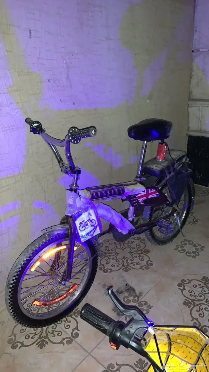 السيكل نضيف عنبي فيه مسكات نجوم وفيه عواكس للبيع 400 2