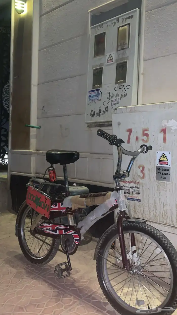 السيكل نضيف عنبي فيه مسكات نجوم وفيه عواكس للبيع 400 3