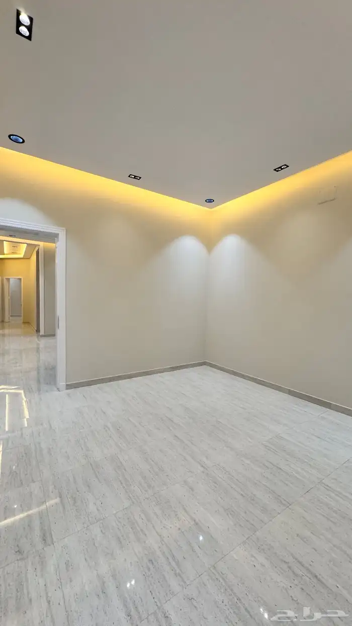 للبيع دور ارضي بحوش مدخل سيارة تشطيب VIP طريق ابها الخميس 15