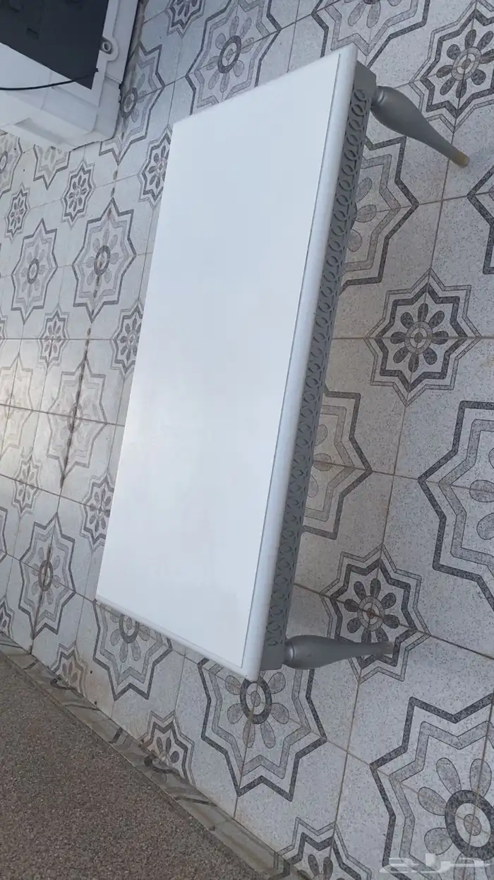 طاولة كنب خشب للبيع اللون ابيض والاطراف محدده بالون السلفر 1