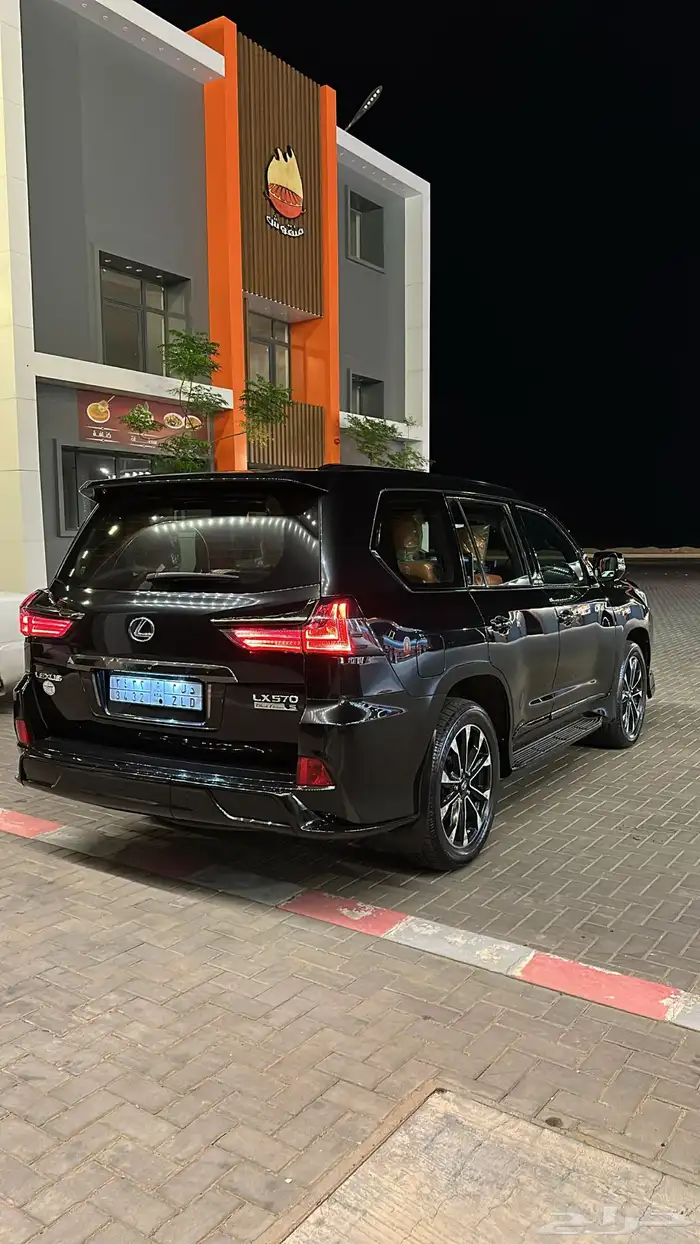 لكزس LX 2020 اسود 7