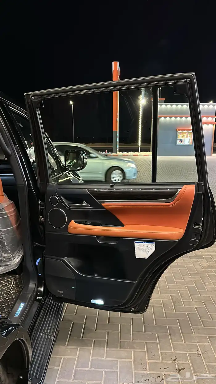 لكزس LX 2020 اسود 16