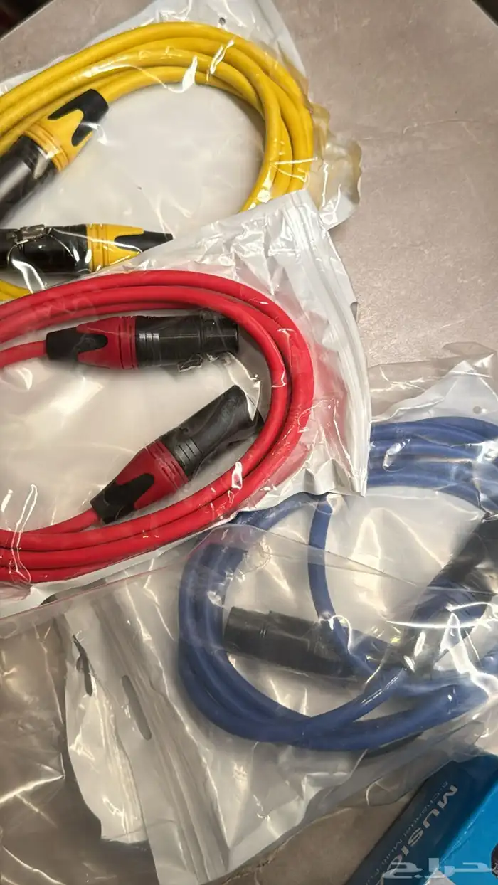 سماعه للبيع جديده م استخدمتها بس ناقصها مكسر 2