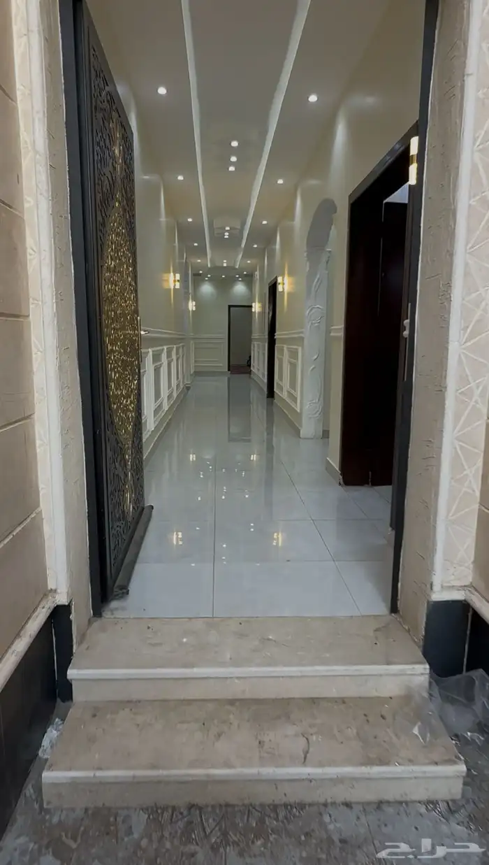 للبيع دورين ارضيات معزولات واربع شقق علويه 1