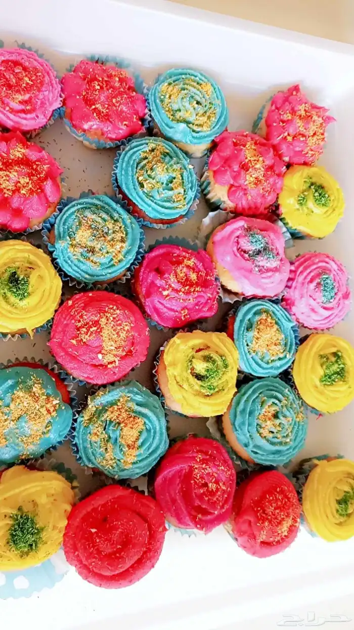 كب كيك لذيذ وهش بالكريمه الثابته ماتذوب اشكال حسب ذوقك للطلب 3