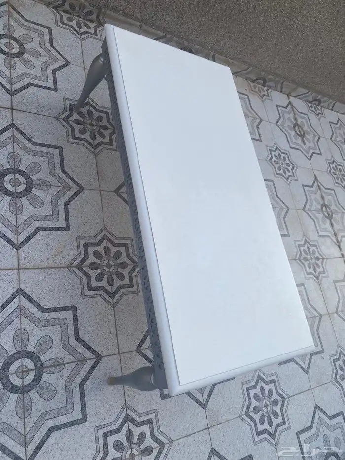 طاولة كنب خشب للبيع اللون ابيض والاطراف محدده بالون السلفر 2