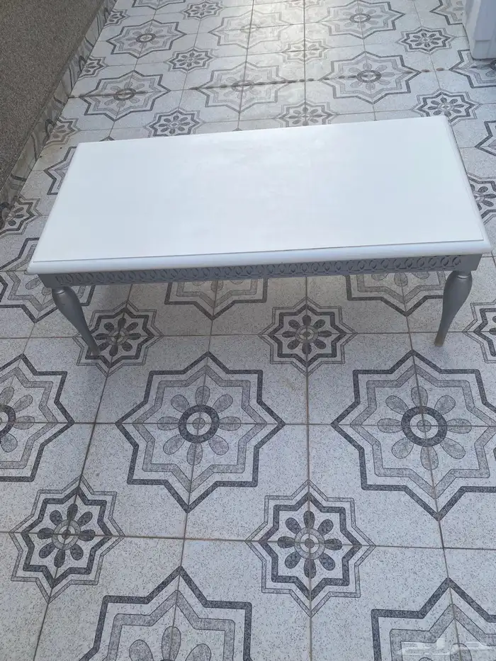 طاولة كنب خشب للبيع اللون ابيض والاطراف محدده بالون السلفر 0