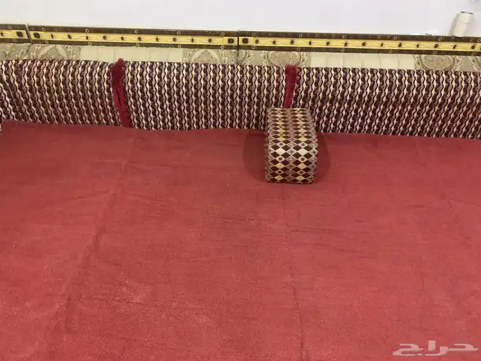 كنب للبيع الكنب ثمان قطع والمتاكي اربع قطع 5