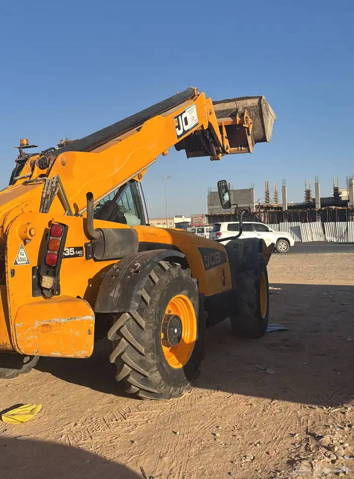 رافعات تلسكوبيه جي سي بي للإيجار 1