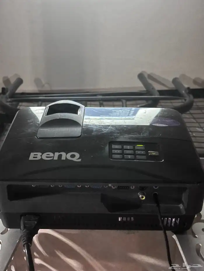 بروجكتور BenQ بالاضافه الى جهاز دي في دي وسماعات مسرح منزلي 1