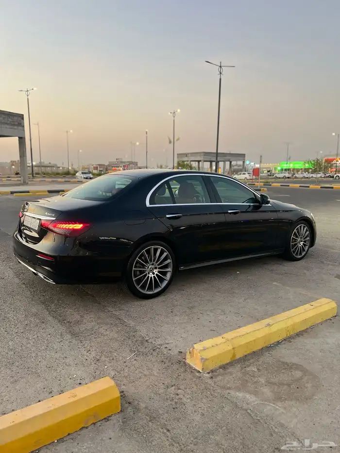 مرسيدس E 2022 حجم 350 اسود متعدد الالوان داخليه عنابي 34