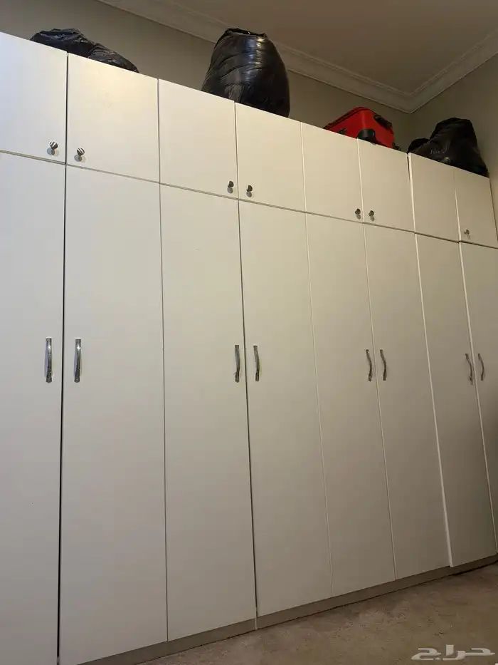 دولاب مفصل ب خشب اصلي ممتاز لبيع مستعجل 1