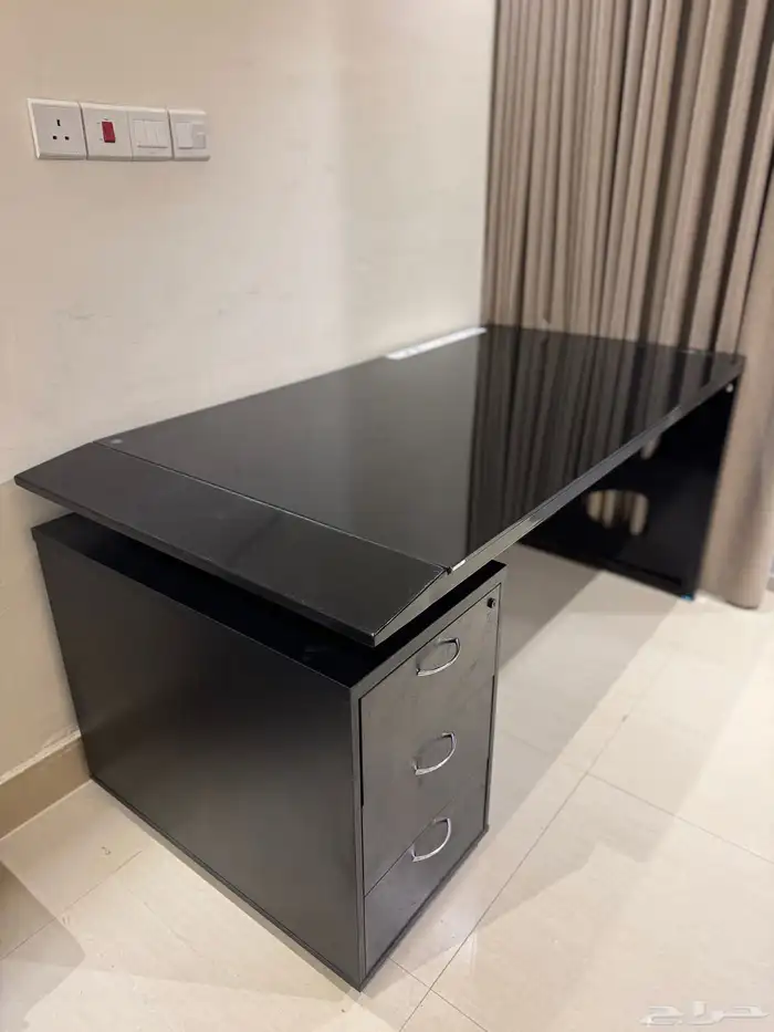 مكتب للبيع بحالة ممتازة 1