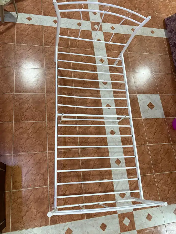 سرير و طاولة تلفزيون 2