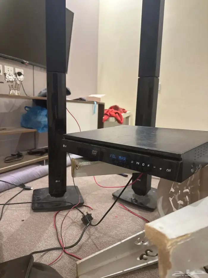 بروجكتور BenQ بالاضافه الى جهاز دي في دي وسماعات مسرح منزلي 5