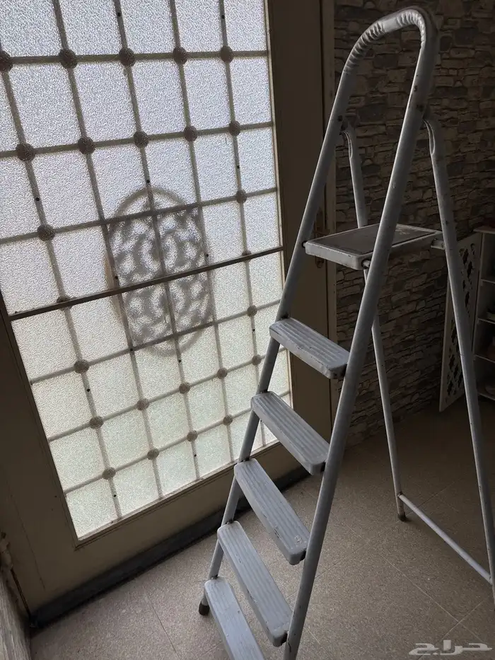 سلم حديد شبه جديد بحاله جيده جدا على السوم 0