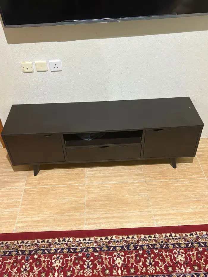 سرير و طاولة تلفزيون 0