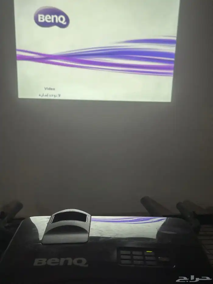 بروجكتور BenQ بالاضافه الى جهاز دي في دي وسماعات مسرح منزلي 0
