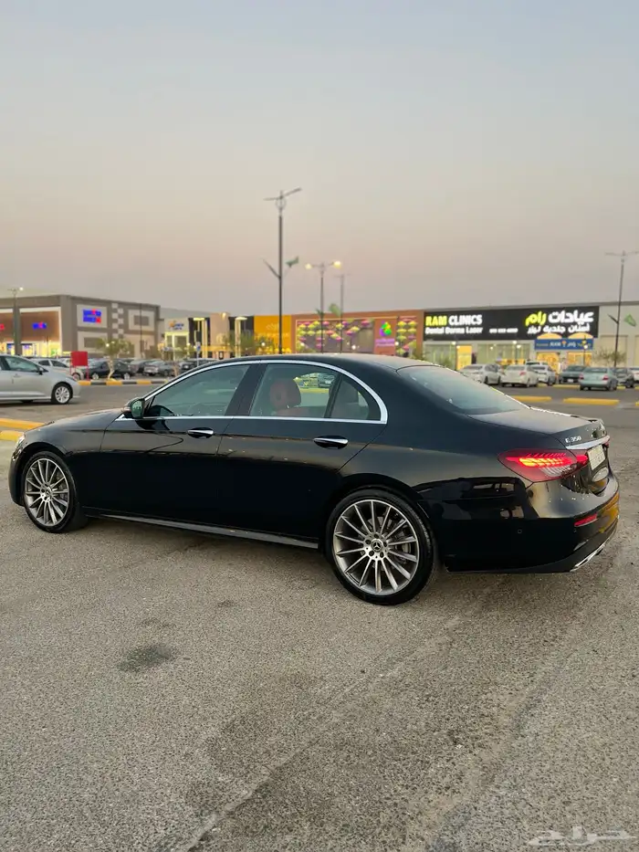 مرسيدس E 2022 حجم 350 اسود متعدد الالوان داخليه عنابي 35