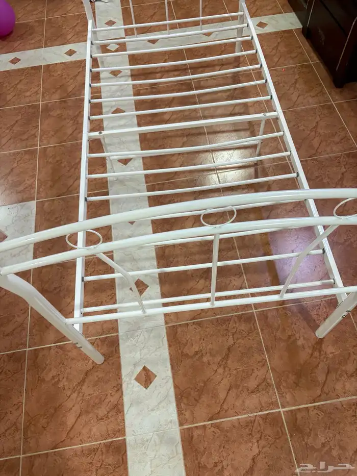 سرير و طاولة تلفزيون 3