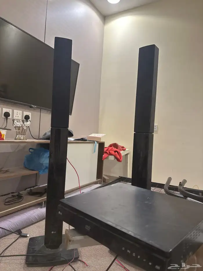 بروجكتور BenQ بالاضافه الى جهاز دي في دي وسماعات مسرح منزلي 6