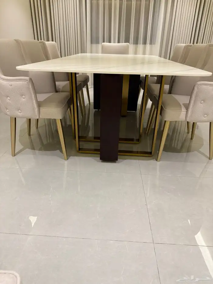 طاولة طعام 8 كراسي بحالة الجديد بداعي السفر لم تستخدم 2