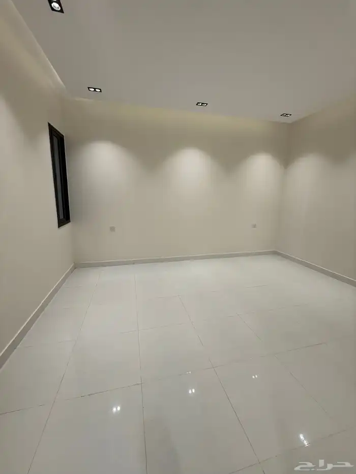 للبيع ادوار ارضيه بحوش وشقق علويه طريق ابها الخميس المعارض 30