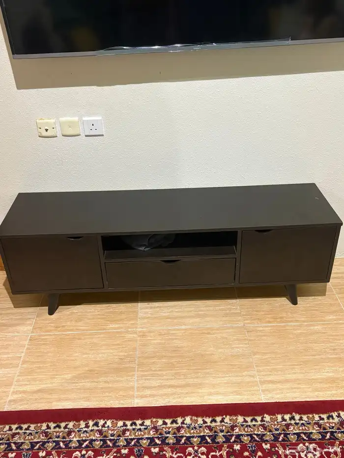 سرير و طاولة تلفزيون 1