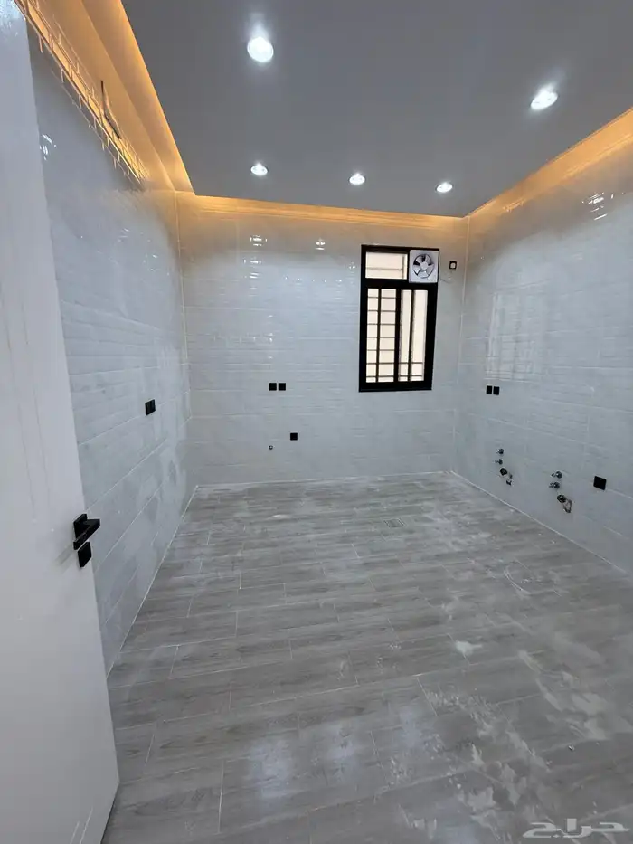 للبيع دور أرضي بحوش وشقق علويه بسطح حطين المحاله ابها 19
