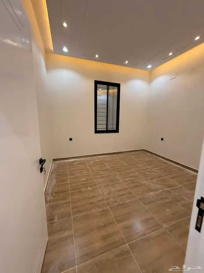 للبيع دور أرضي بحوش وشقق علويه بسطح حطين المحاله ابها 21