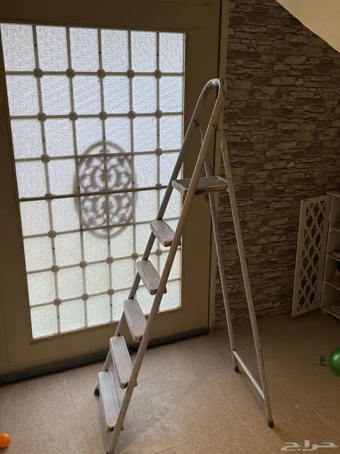 سلم حديد شبه جديد بحاله جيده جدا على السوم 1