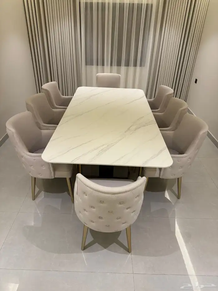 طاولة طعام 8 كراسي بحالة الجديد بداعي السفر لم تستخدم 0