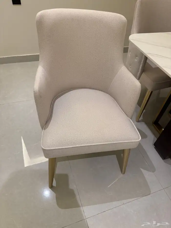 طاولة طعام 8 كراسي بحالة الجديد بداعي السفر لم تستخدم 1