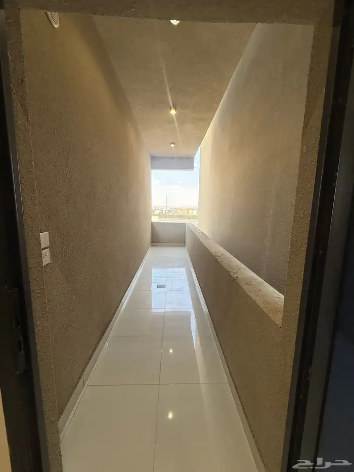 للبيع ادوار ارضيه بحوش وشقق علويه طريق ابها الخميس المعارض 25