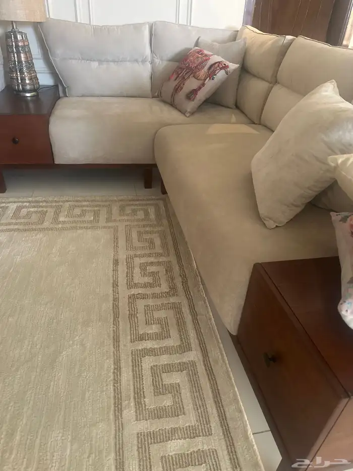 اثاث طقم كنب وطاولة كبيره و2خدمه 4