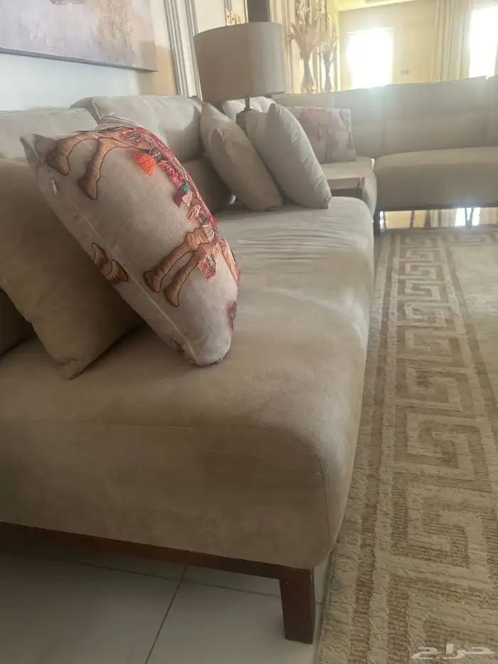 اثاث طقم كنب وطاولة كبيره و2خدمه 2